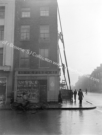 STREET SCENE  THE ACROBAT